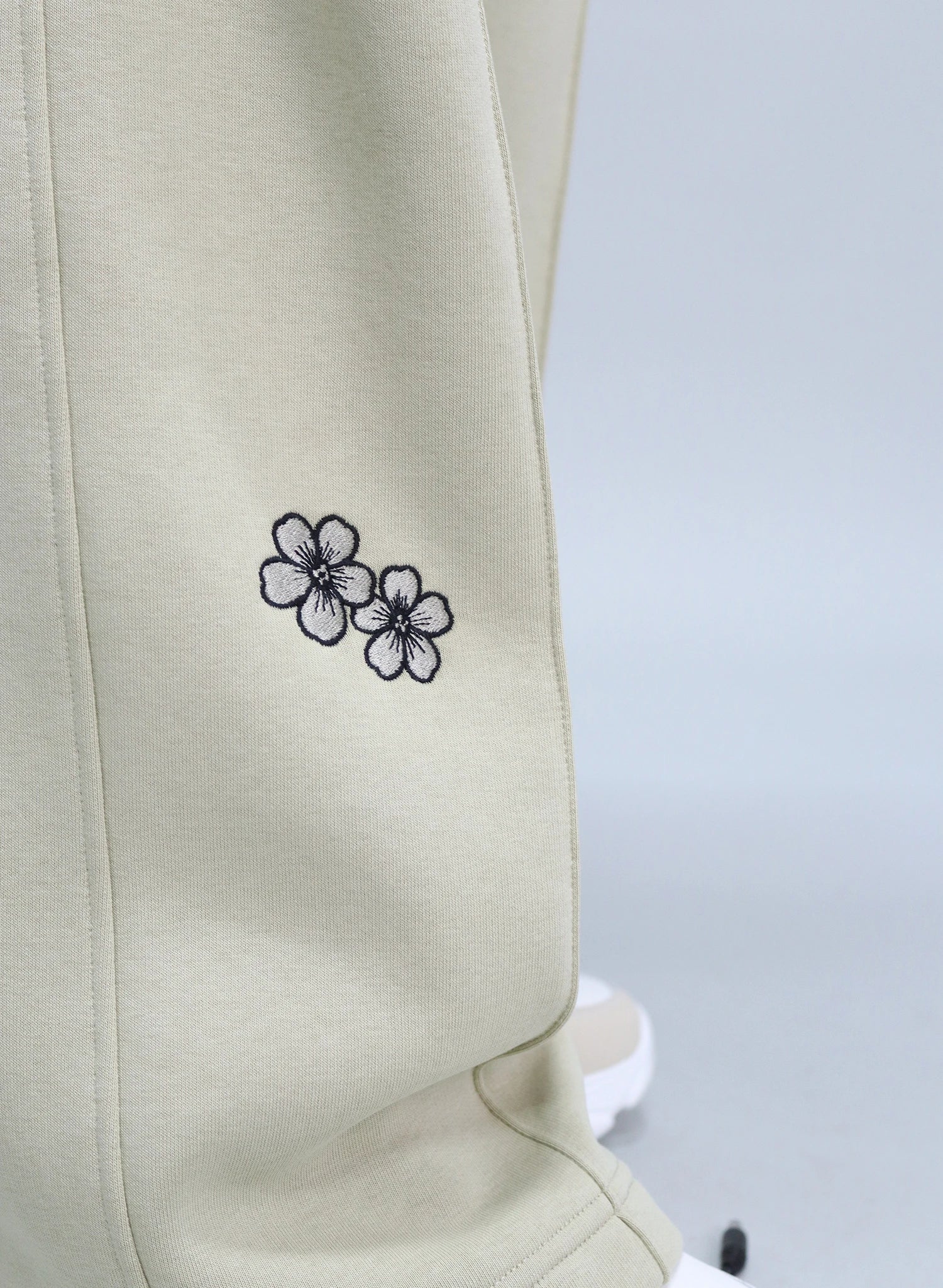 PANTALONI TRENING EVAZATI CU BRODERIE FLOWERS PDP3-PD04