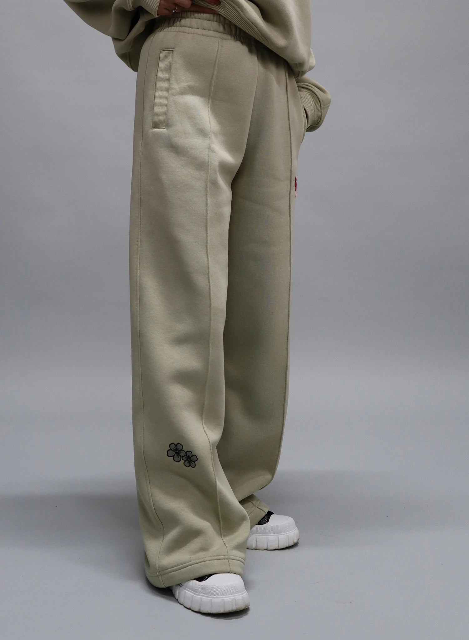 PANTALONI TRENING EVAZATI CU BRODERIE FLOWERS PDP3-PD04