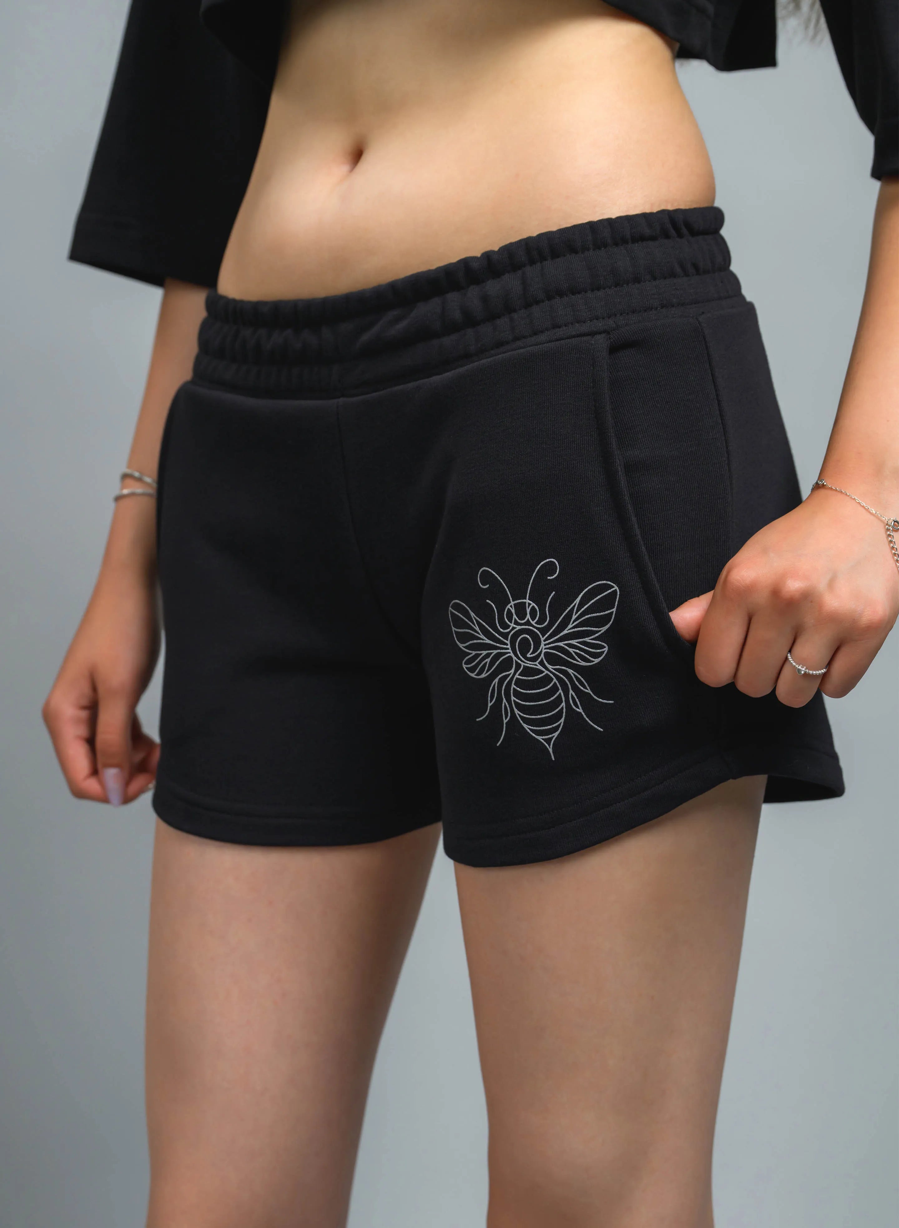 PANTALONI SCURTI DAMA CU PRINT ARGINTIU BUZZ QUEEN PDP1 - PD02