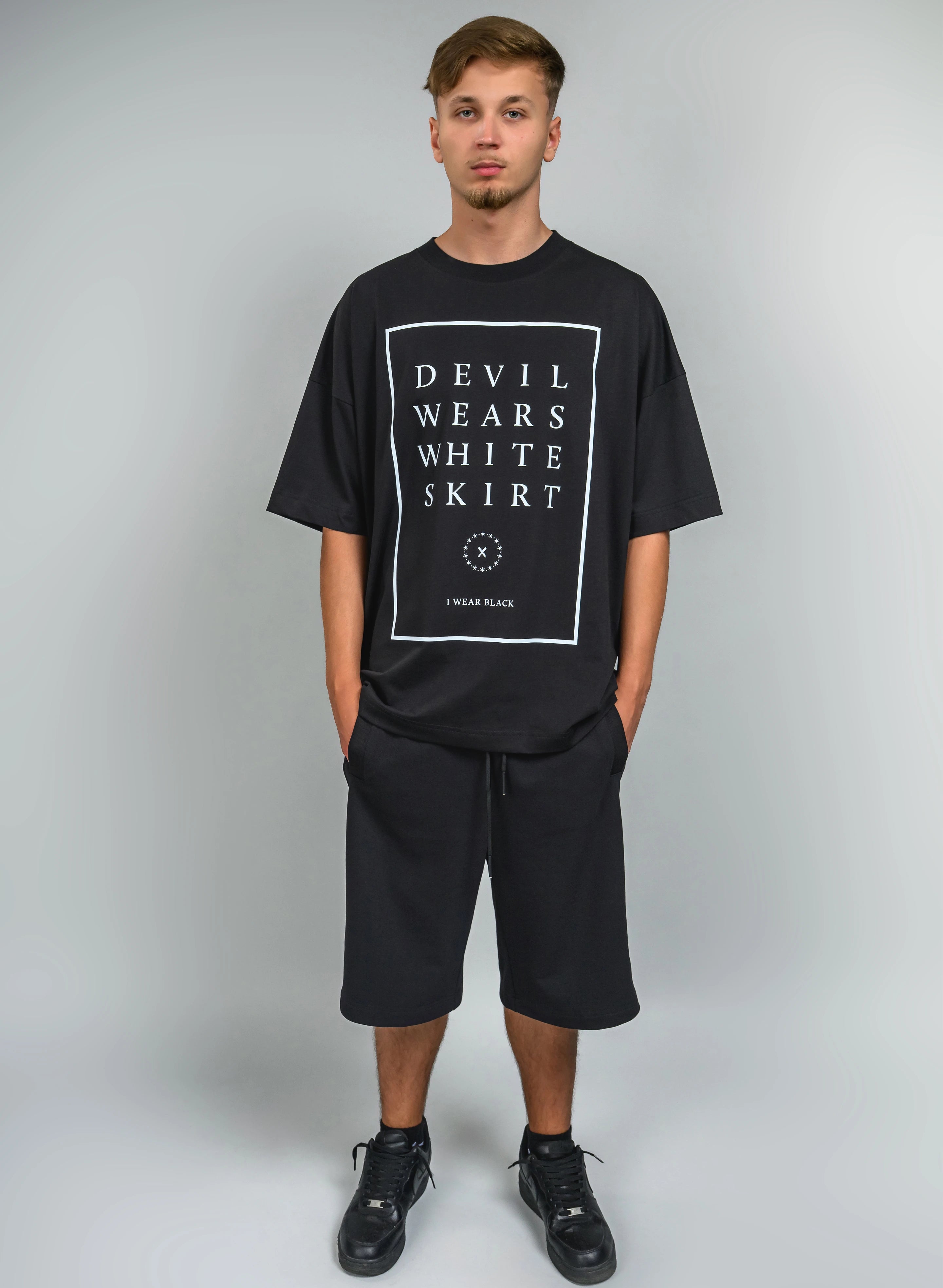 TRICOU NEGRU OVERSIZED DEVIL WEARS SKIRT TP2 - T024