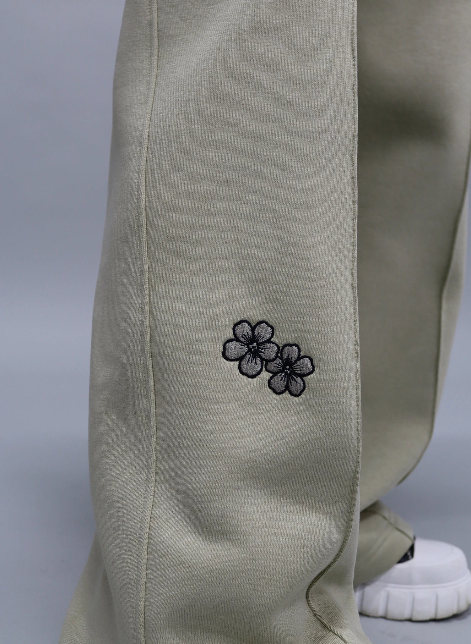 PANTALONI TRENING EVAZATI CU BRODERIE FLOWERS PDP3-PD04