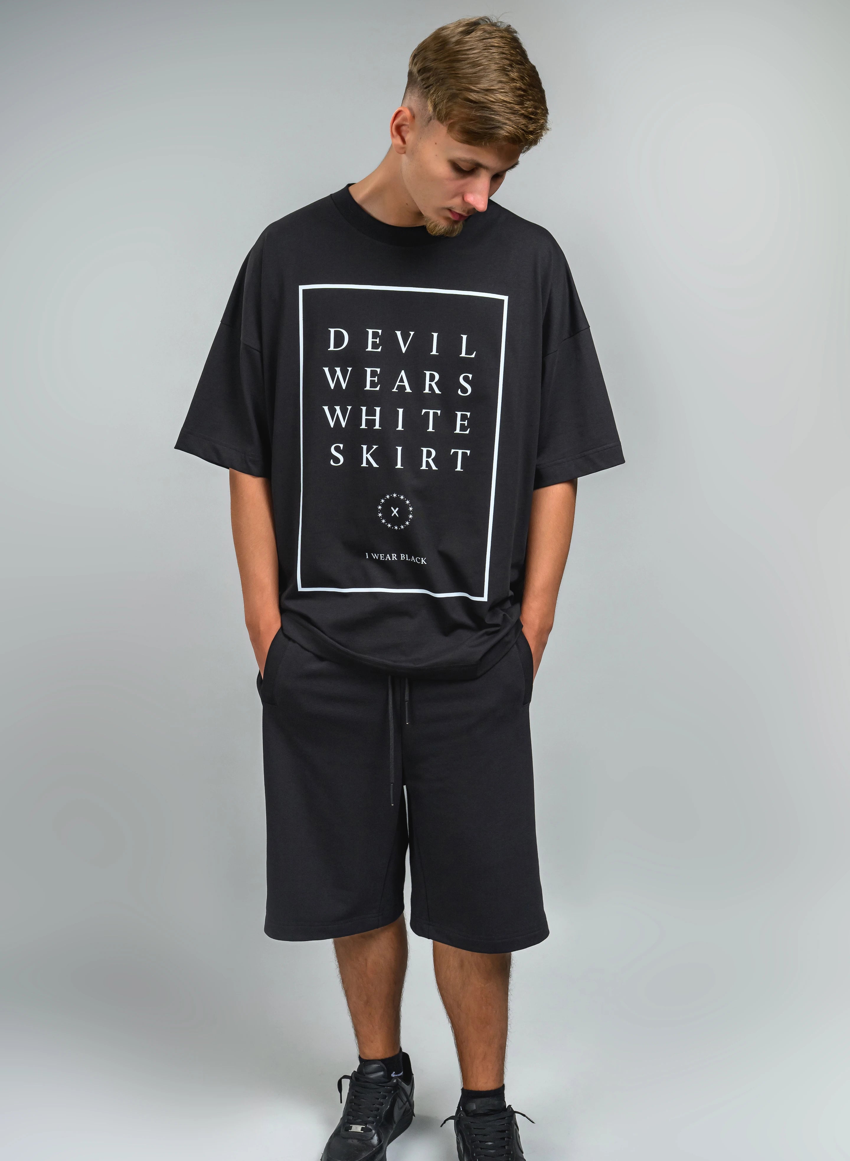 TRICOU NEGRU OVERSIZED DEVIL WEARS SKIRT TP2 - T024