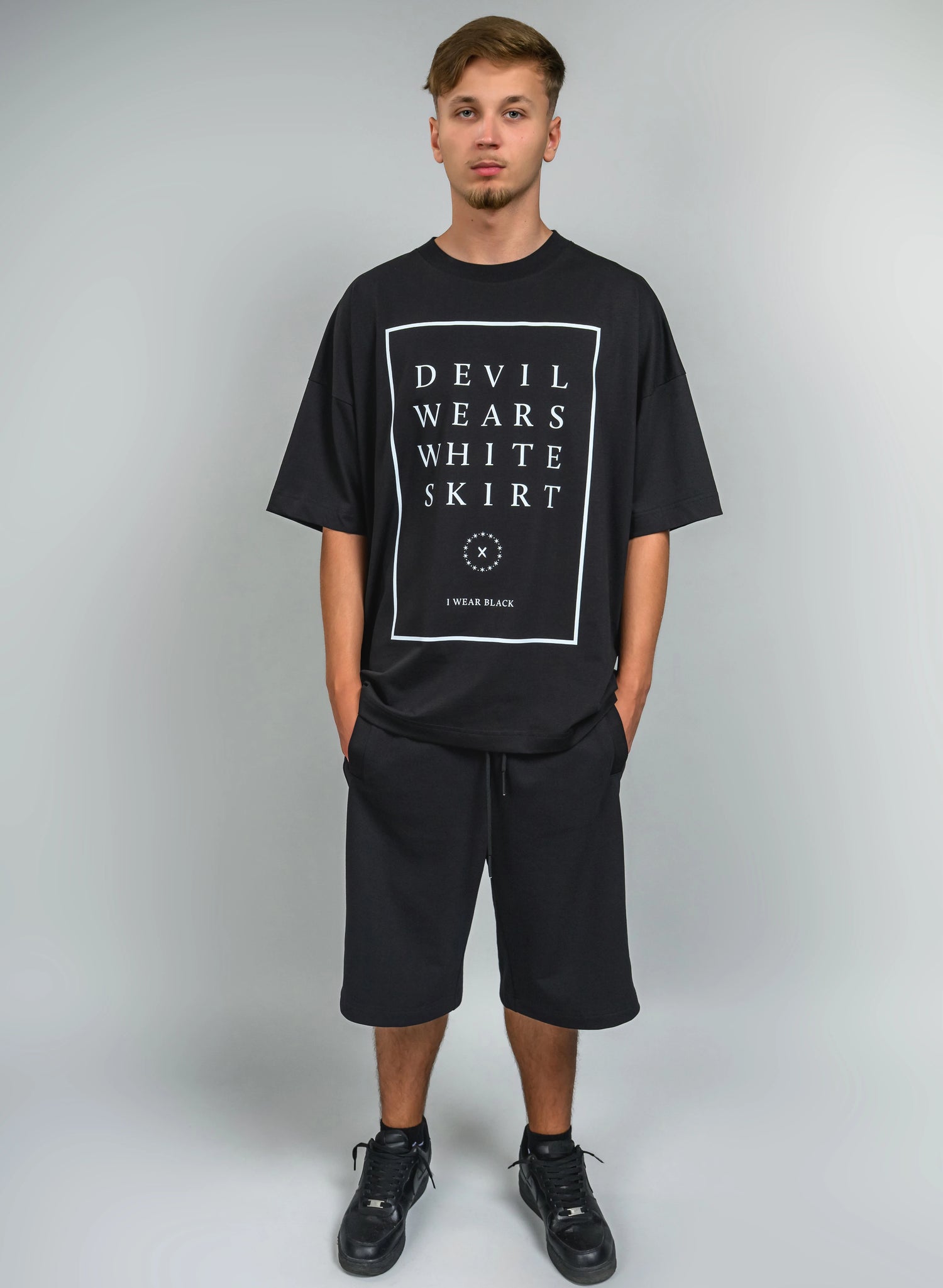 TRICOU NEGRU OVERSIZED DEVIL WEARS SKIRT TP2 - T024