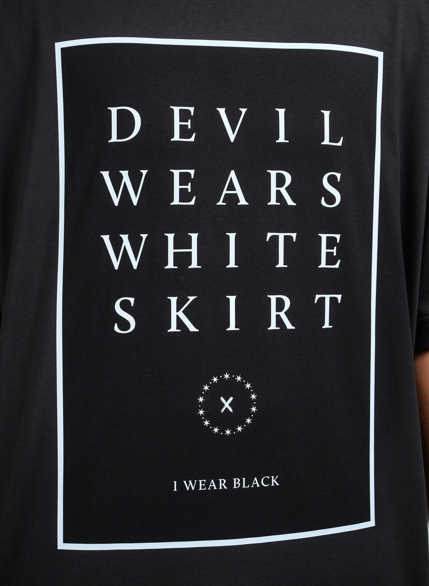 TRICOU NEGRU OVERSIZED DEVIL WEARS SKIRT TP2 - T024